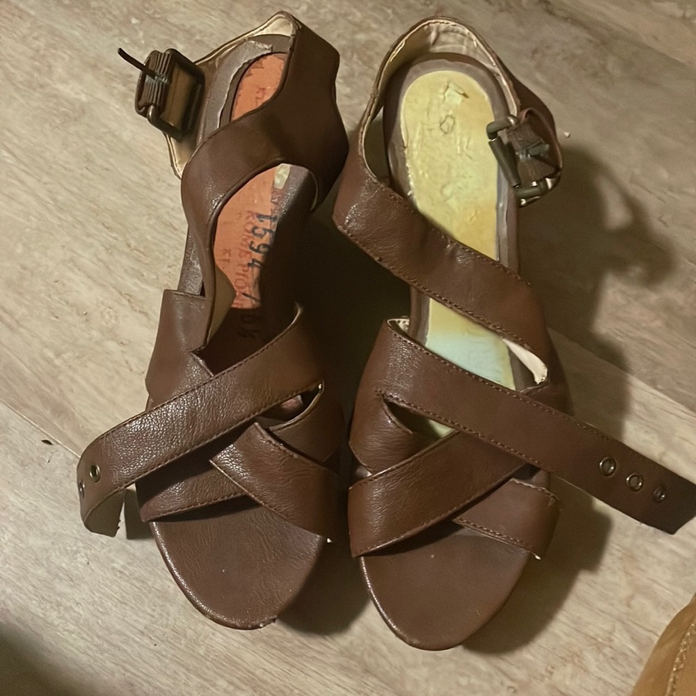BROWN WEDGES